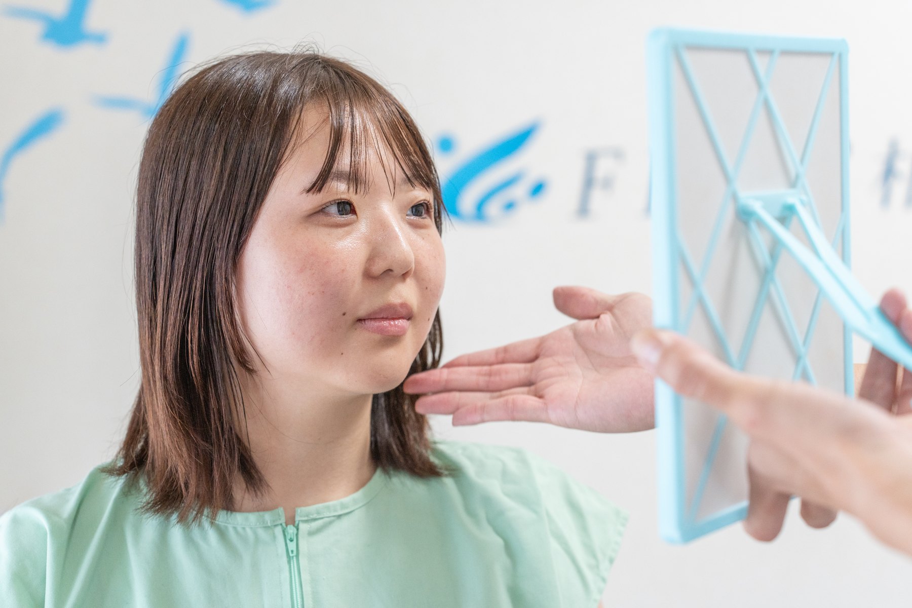 自分の肌の変化を確かめるように頬に触れる女性